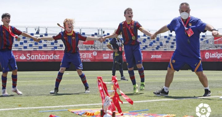 Los jugadores del Barça, celebrando su victoria en La Liga Promises / LaLiga