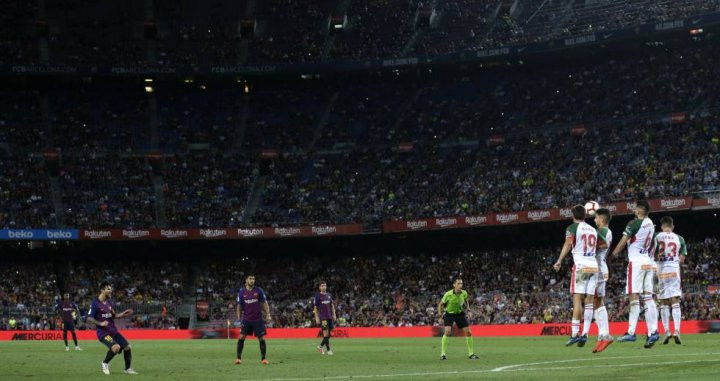 Leo Messi chutando una falta contra el Eibar en un Camp Nou vacío / EFE