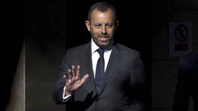 Sandro Rosell, saludando después de salir de los juzgados / EFE