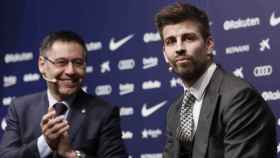Bartomeu y Piqué en una foto tomada durante su renovación por el Barça / EFE