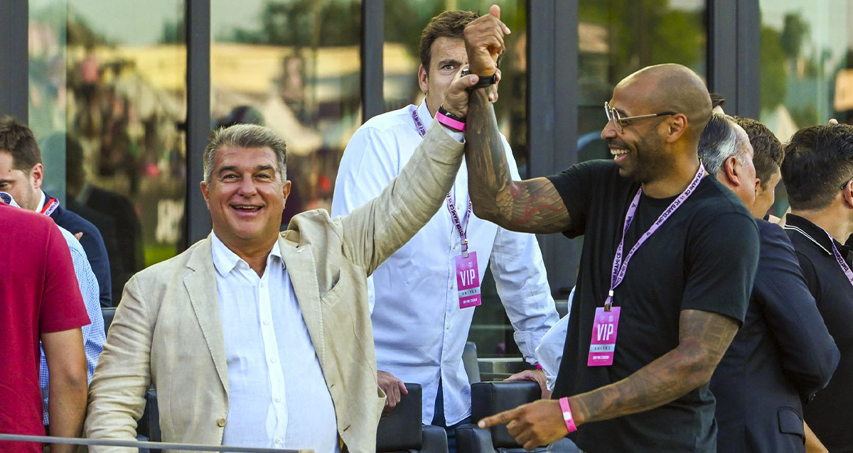Joan Laporta levanta el brazo de Thierry Henry, triunfal, en la gira americana del Barça / EFE