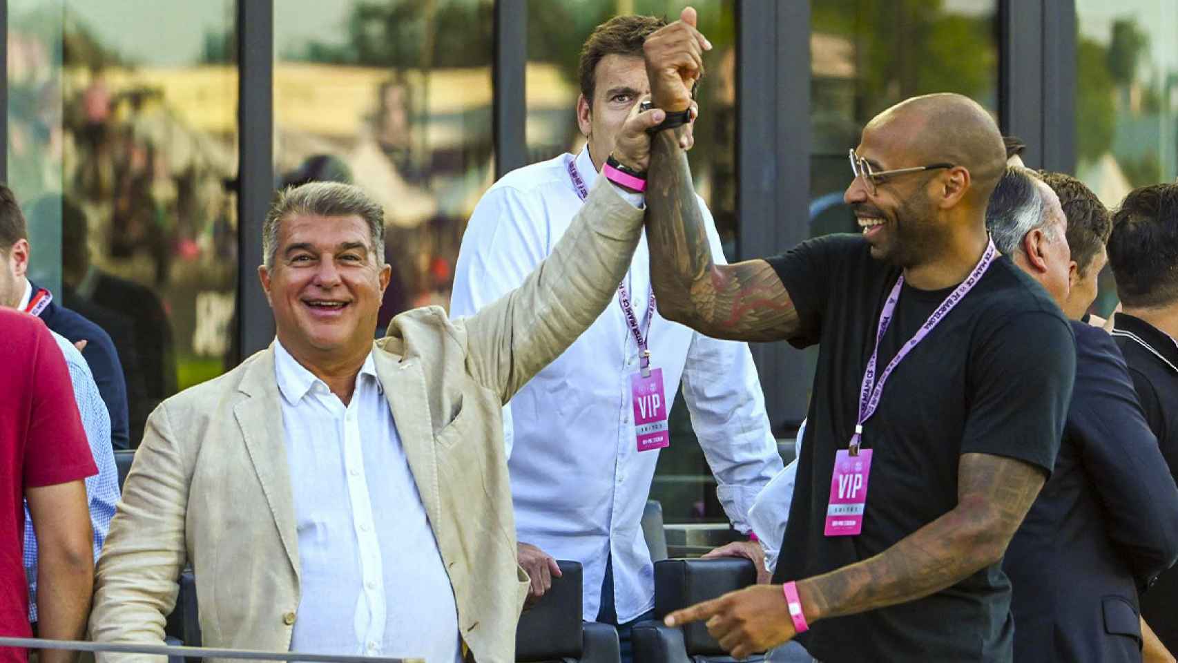 Joan Laporta levanta el brazo de Thierry Henry, triunfal, en la gira americana del Barça / EFE