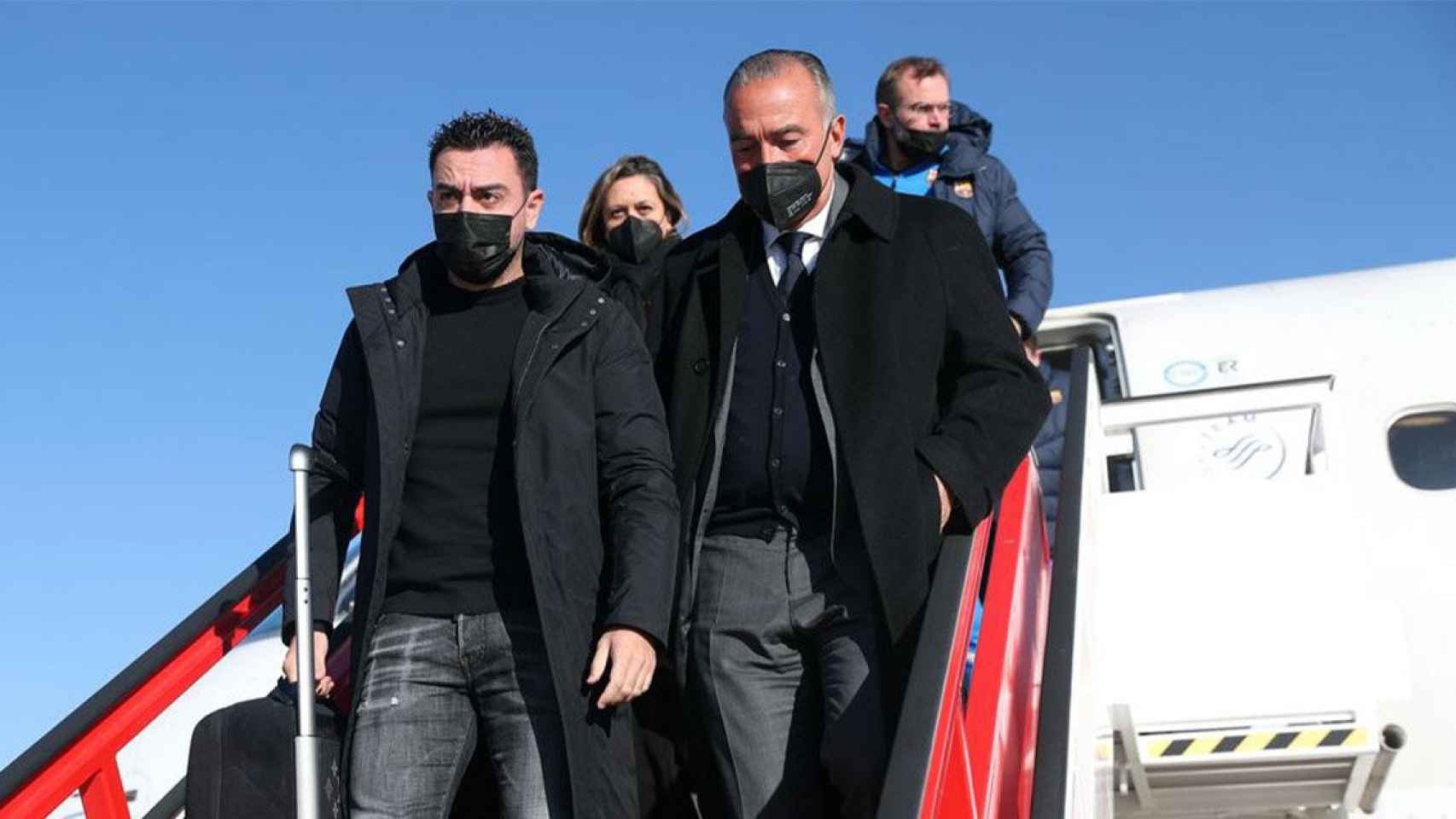 Xavi Hernández y Rafa Yuste se bajan del avión del FC Barcelona / FCB