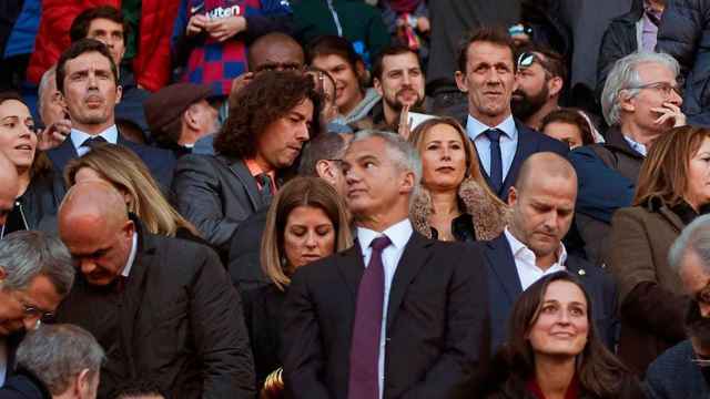 Javier Bordas y Xavier Vilajoana por delante de Amor, Abidal y Ramon Planes, máximos responsables del área de fútbol del Barça / EFE