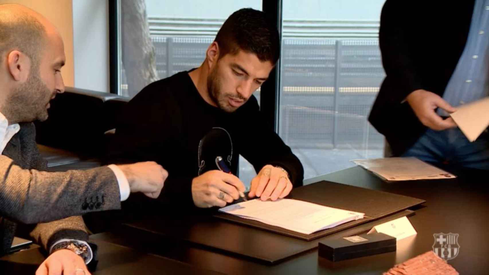 Luis Suárez, firmando su renovación con el Barça | FCB
