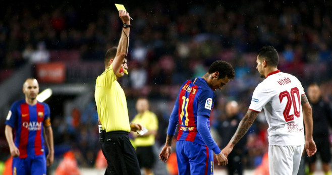 Clos Gómez, sacando una tarjeta amarilla a Vitolo en un Barça-Sevilla / EFE