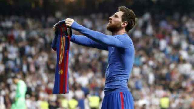 Messi exhibe su camiseta tras marcar el gol de la victoria del Barça en el Bernabéu en abril de 2017 / REDES