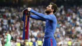 Messi exhibe su camiseta tras marcar el gol de la victoria del Barça en el Bernabéu en abril de 2017 / REDES