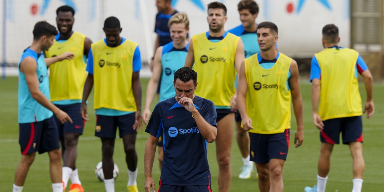 Xavi Hernández, junto a sus jugadores, prepara un amistoso para el Barça / EFE