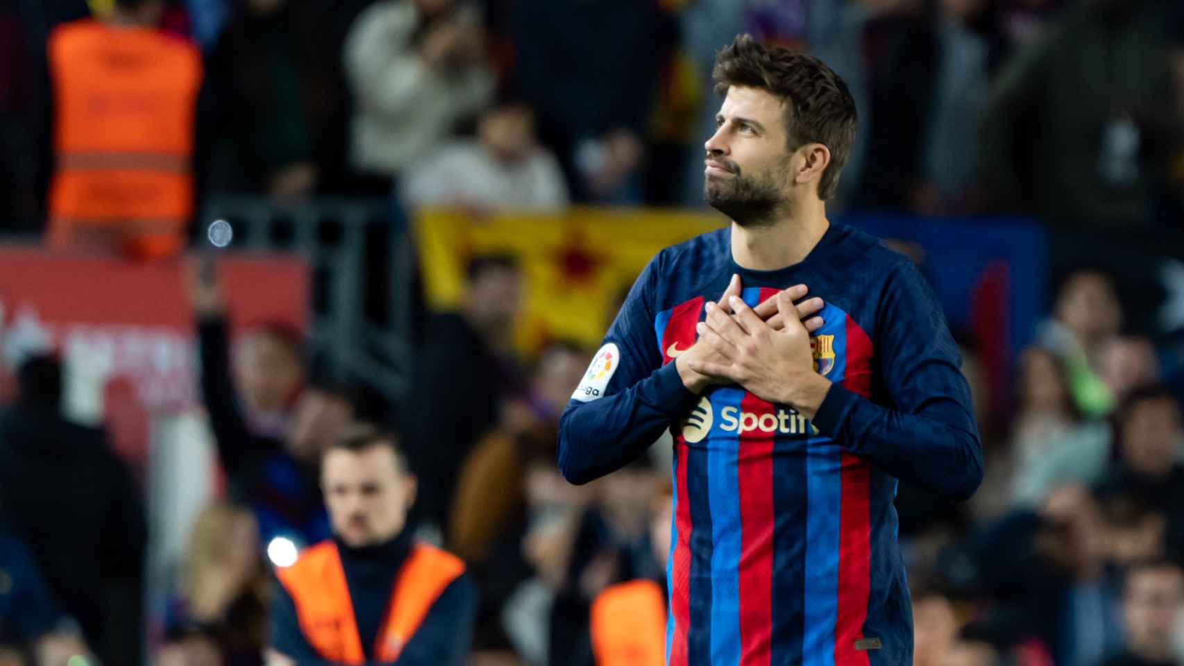 Pique se despide de la afición del Barça en el Camp Nou / LUIS MIGUEL AÑÓN