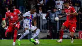 Raphinha recorta entre Alphonso Davies y Lucas Hernández en el partido del Barça contra el Bayern / FCB