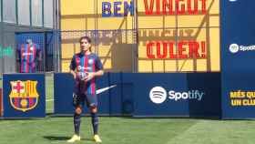 Héctor Bellerín ya posa con la camiseta del Barça / CULEMANIA