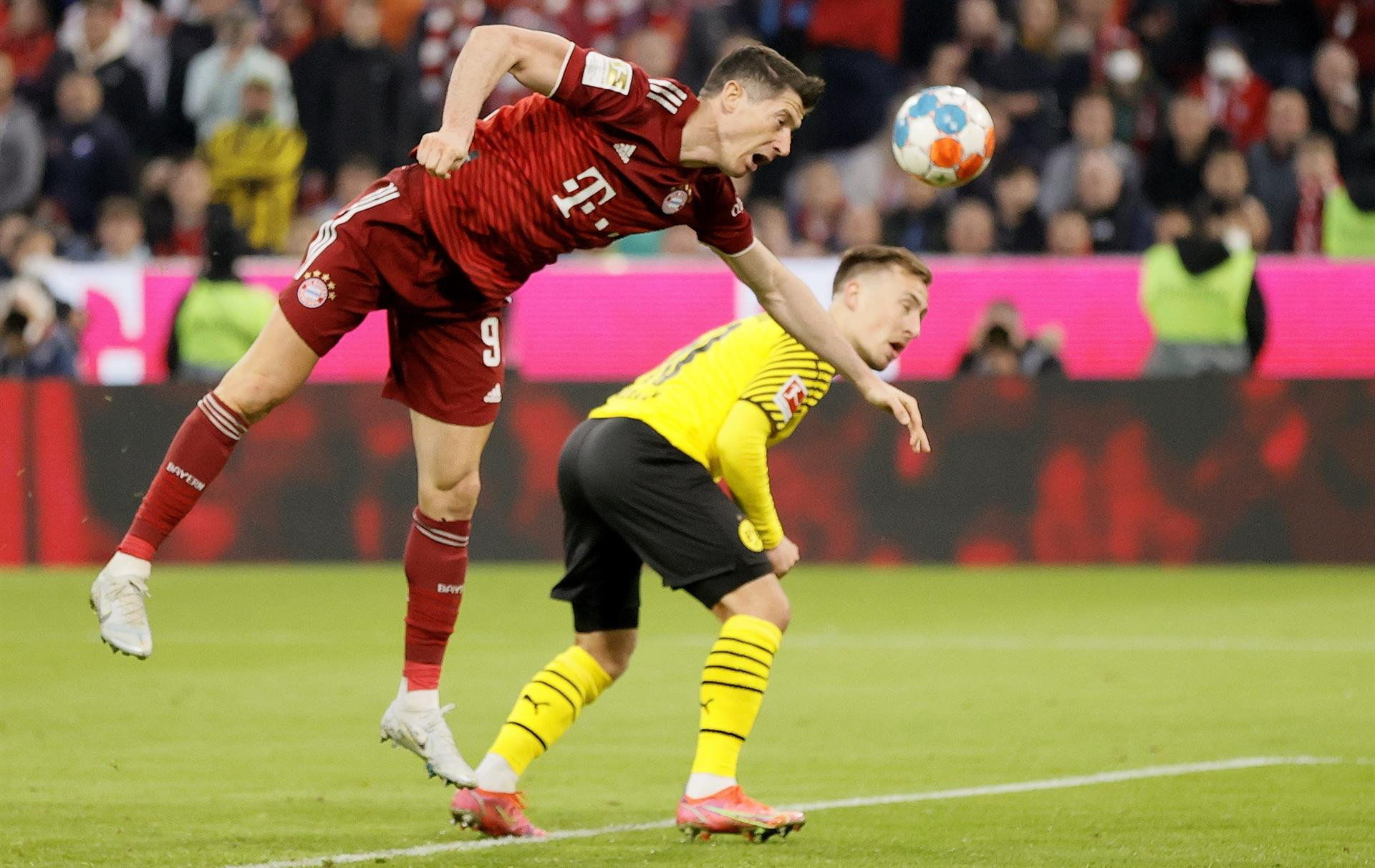 Lewandowski, contra el Dortmund en un partido de la Bundesliga / EFE
