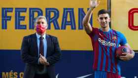 Joan Laporta presenta a Ferran Torres como nuevo jugador del Barça / EFE