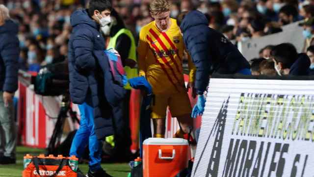 Frenkie de Jong se retira lesionado de Linares / REDES