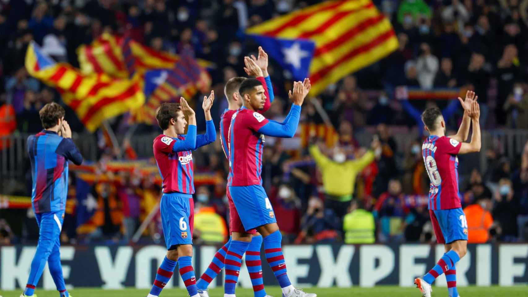 Los jugadores del Barça aplauden a la afición tras el derbi / EFE