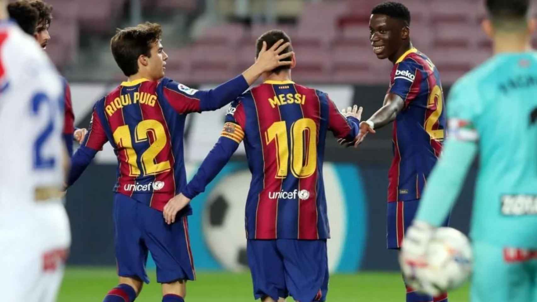 Riqui Puig, Messi e Ilaix Moriba celebrando un gol al Alavés / FCB