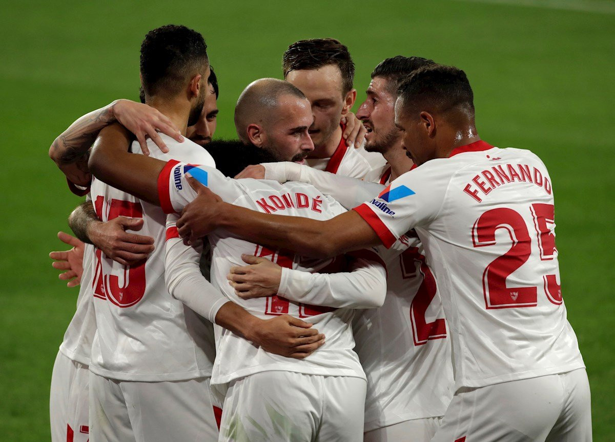 Los jugadores del Sevilla celebran el gol de Koundé EFE