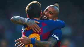 Messi y Arturo Vidal celebrando el gol del argentino / EFE