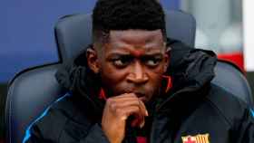 Ousmane Dembelé en el banquillo del Barça / EFE