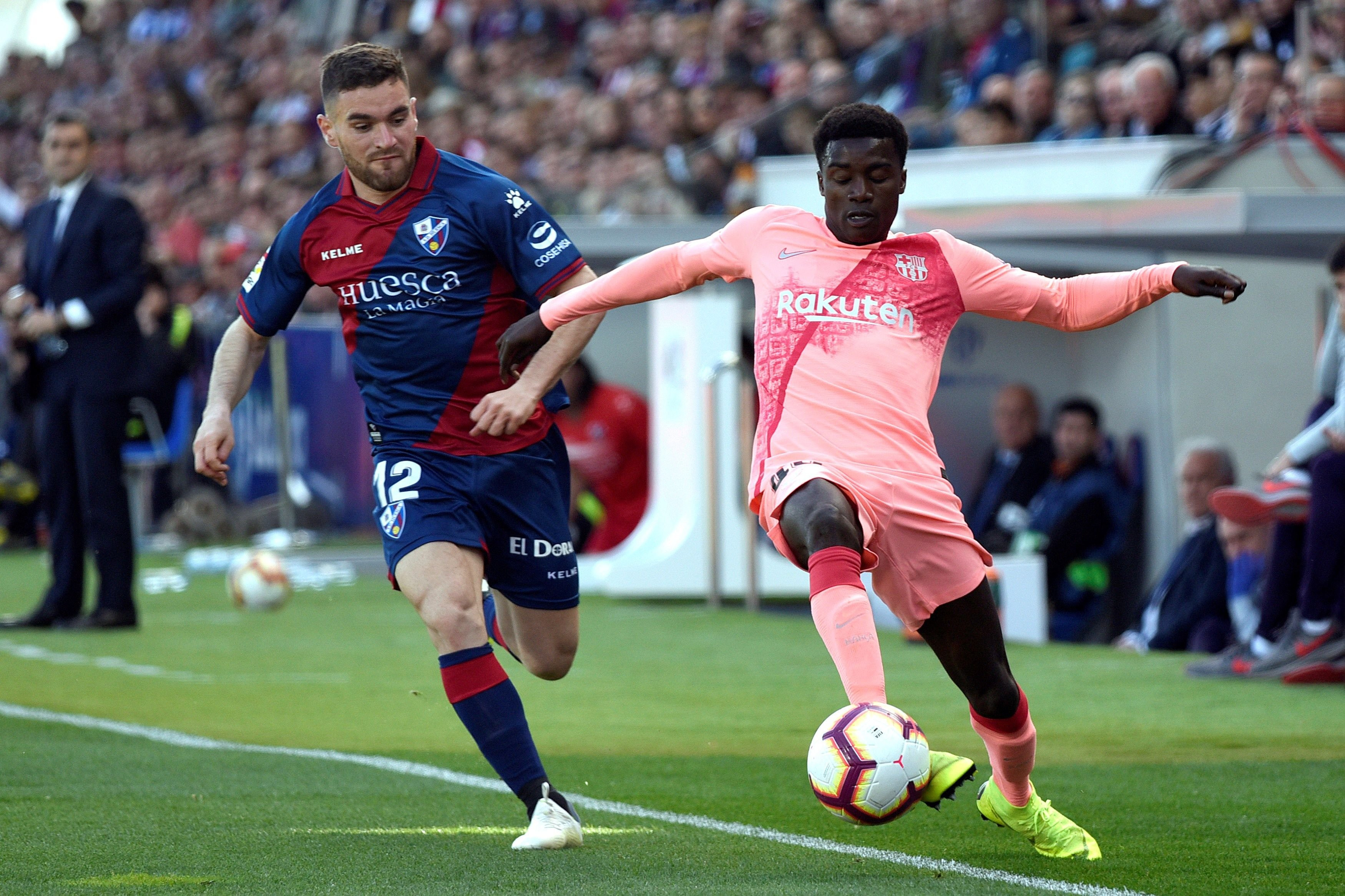 Moussa Wagué disputa un balón en el partido frente al Huesca / EFE
