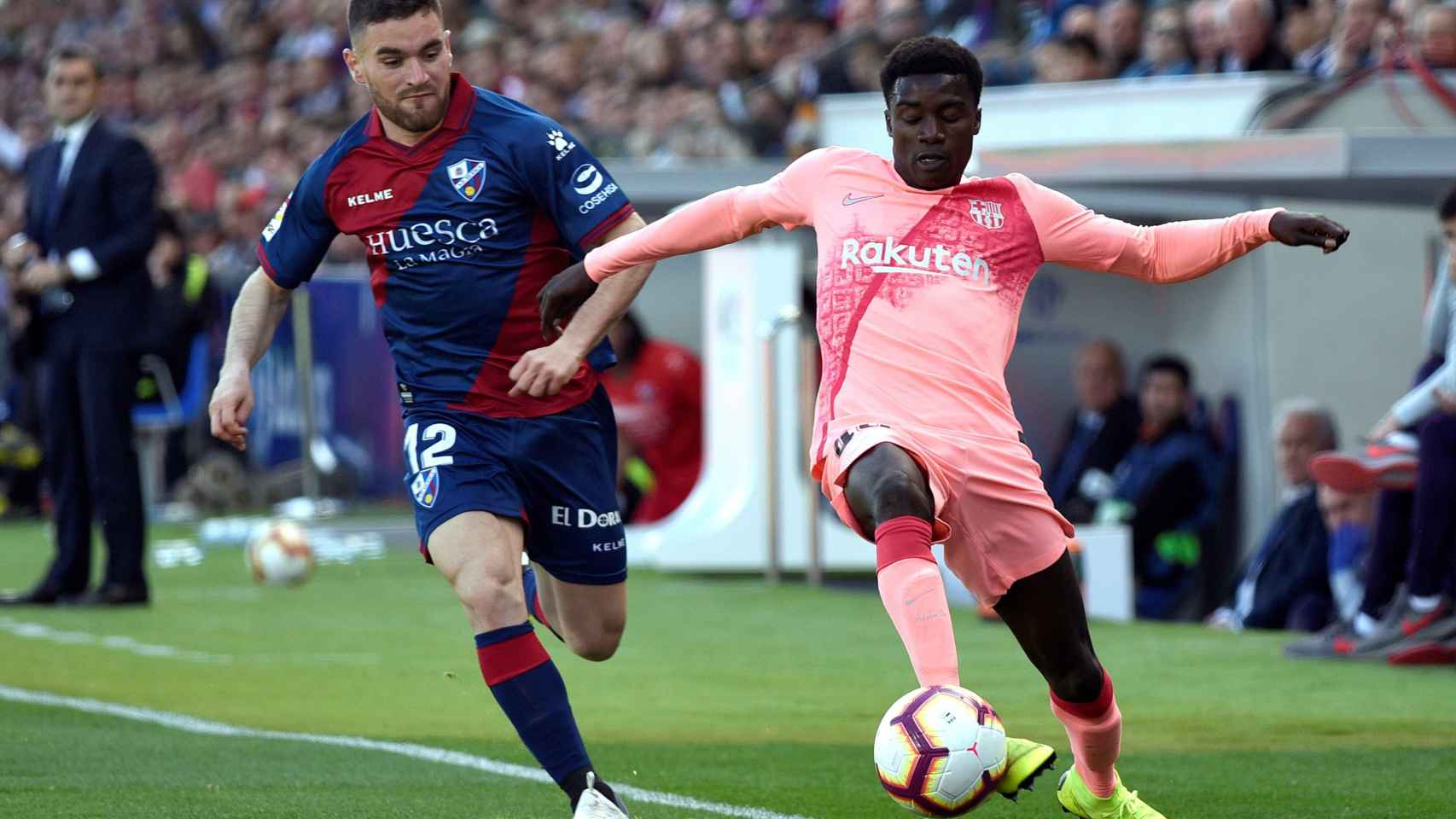 Moussa Wagué disputa un balón en el partido frente al Huesca / EFE