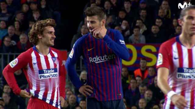 Una foto de Gerard Piqué y Antoine Griezmann durante el Barça - Atlético de Madrid / Movistar