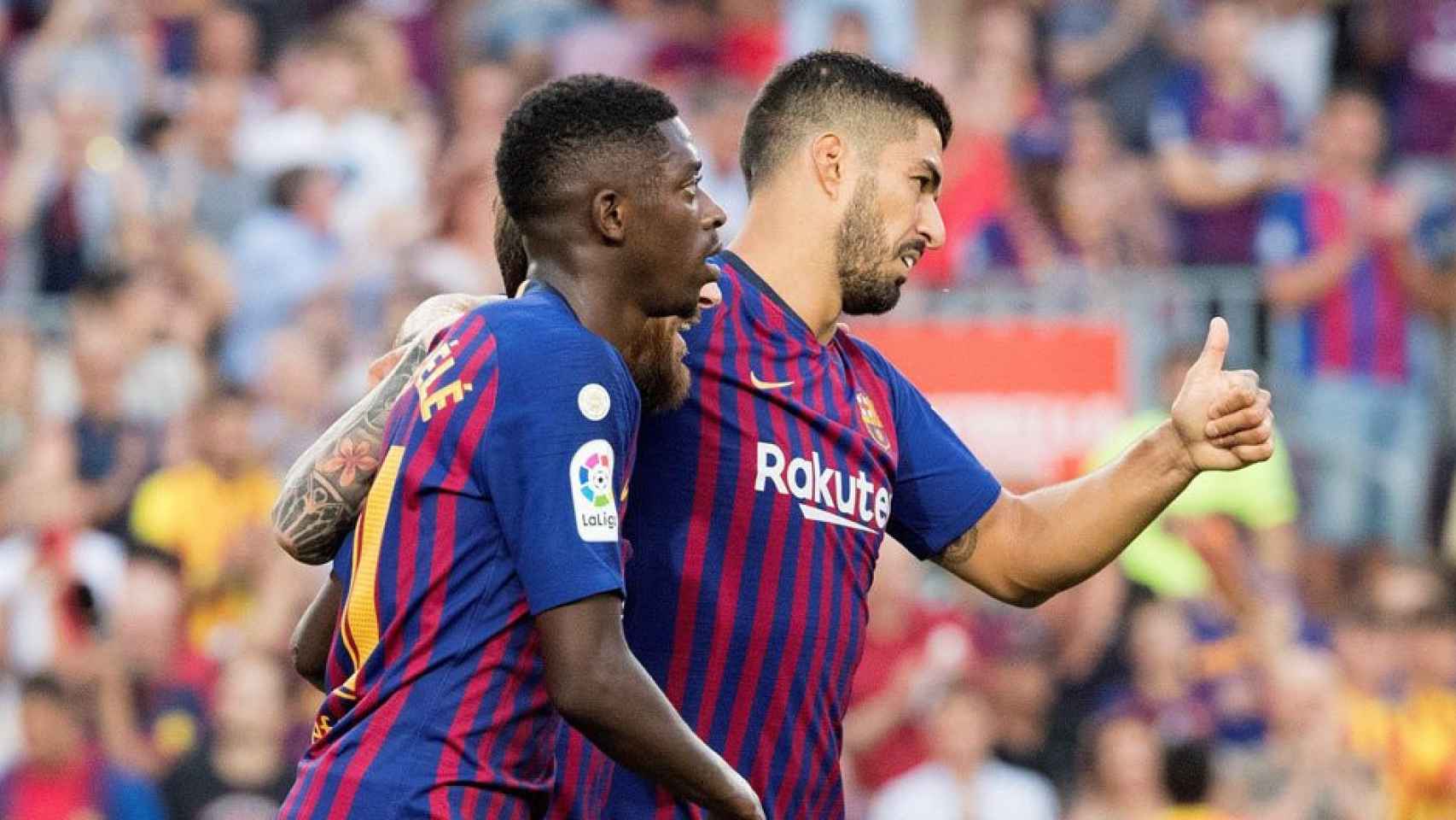 Luis Suárez celebra uno de sus goles al Huesca junto a Dembelé | EFE