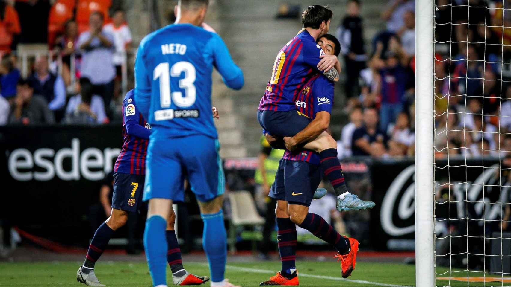Messi celebra con Luis Suárez su 25º gol al Valencia / EFE