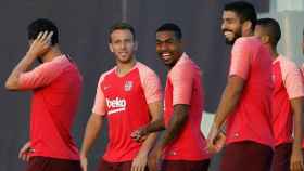 Malcom, Arthur y Luis Suárez durante un entrenamiento del Barça / EFE