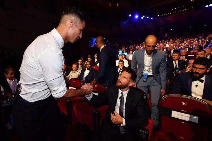 Cristiano y Messi se saludan en la gala de la UEFA / EFE