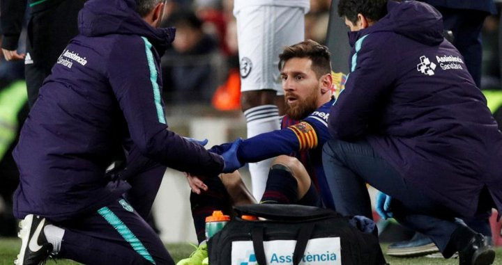 Messi es atendido por los servicios médicos del FC Barcelona / TWITTER