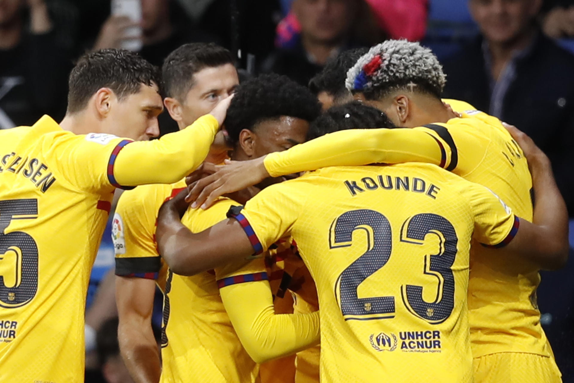 Los jugadores del Barça celebran el gol de Lewandowski en piña EFE