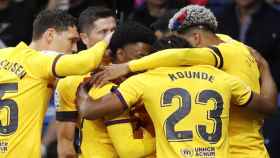 Los jugadores del Barça celebran el gol de Lewandowski en piña EFE
