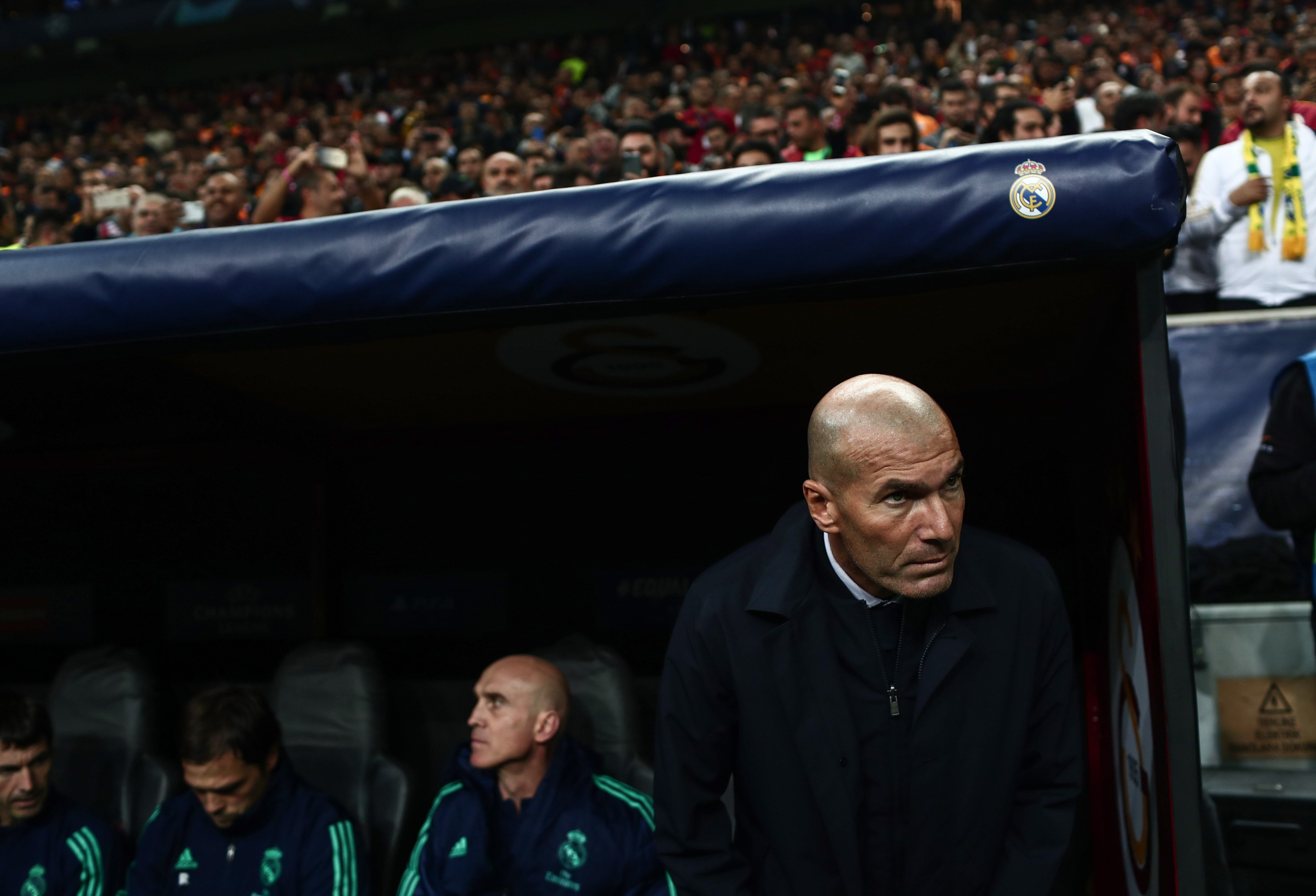 Zidane en el banquillo contra el Galatasaray / EFE