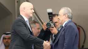 El presidente de la FIFA, Gianni Infantino (i), saluda al presidente del Real Madrid, Florentino Pérez / EFE