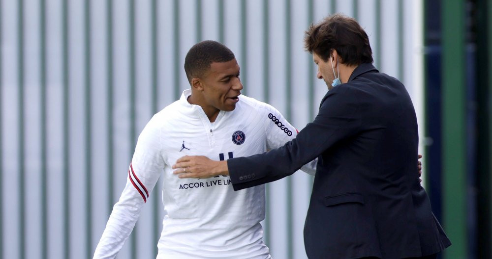 Kylian Mbappé saluda al director deportivo del PSG, Leonardo / EFE