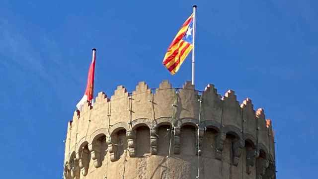 Bandera independentista en la torre de Guaita de Sant Vicenç de Montalt (Barcelona) / CG