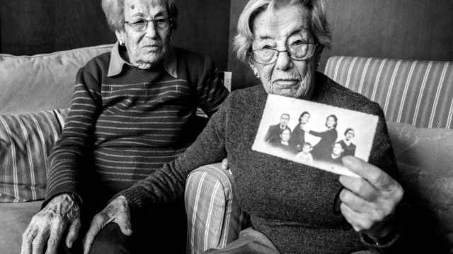 Lucía y Juana Molina muestran un fotomontaje que incluye a dos familiares muertos y otro en el exilio / JORGE MORENO