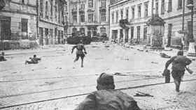 Imagen de Lviv, antigua Lviov, en la actual Ucrania, durante la ofensiva Léopolis-Sandomierz lanzada por la URSS en julio de 1944 para expulsar a las fuerzas del Tercer Reich / WIKIPEDIA