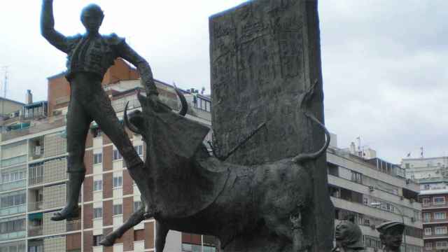Monumento en recuerdo a Yiyo al lado de la plaza de toros de Las Ventas, en Madrid / Carlos Delgado; CC-BY-SA