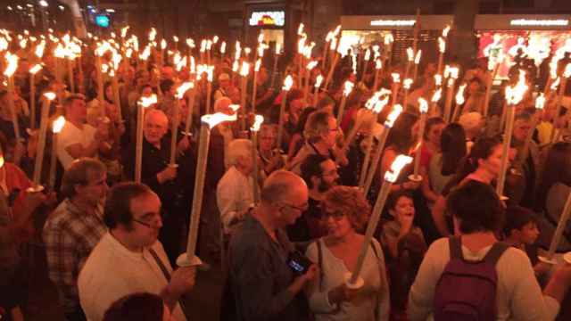 Marcha de antorchas en el Fossar de les Moreres, lugar donde hubo insultos, gritos y una agresión a una periodista de TVE