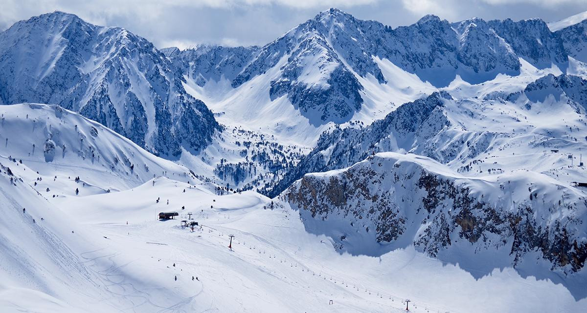 Pistas y montañas nevadas en los Pirineos, junto a la estación de esquí de Baqueira Beret (Vall d'Aran) / EP