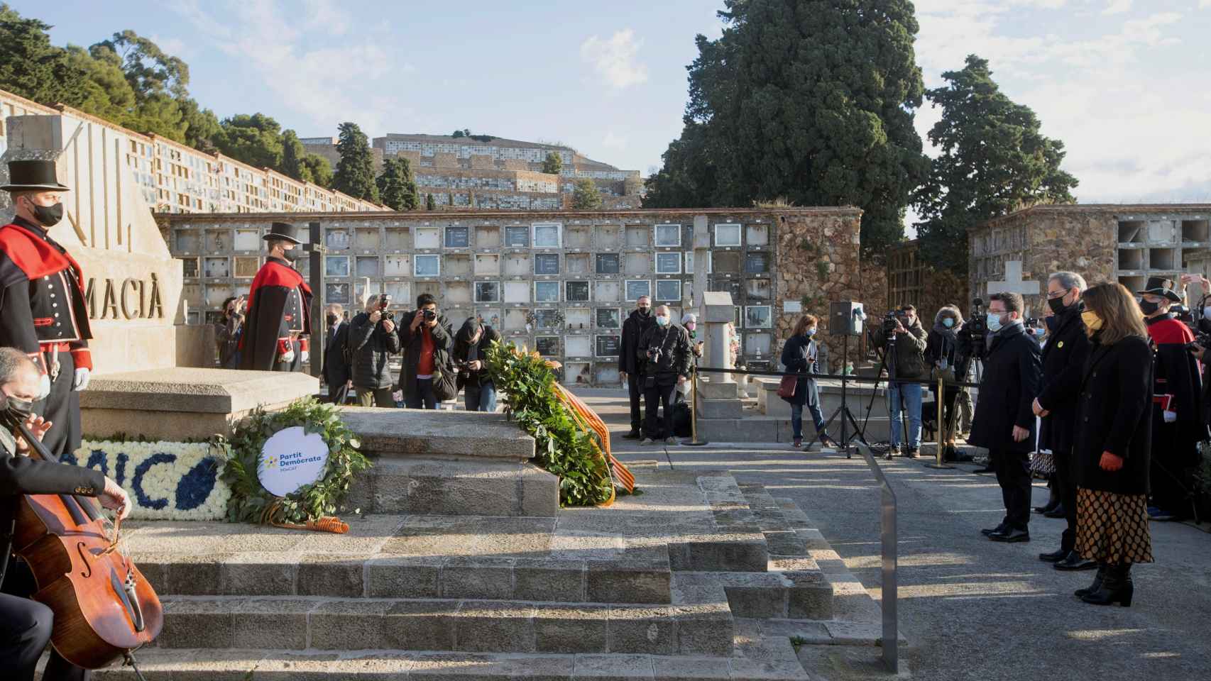 Los líderes del independentismo Pere Aragonès, Quim Torra y Meritxell Budó durante la ofrenda floral a la tumba de Francesc Macià / EFE
