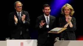 El presidente Quim Torra (i) junto a Leo Messi (c) y la consejera de Cultura, Mariàngela Vilallonga (d) en la entrega de la Creu de Sant Jordi al jugador / EFE