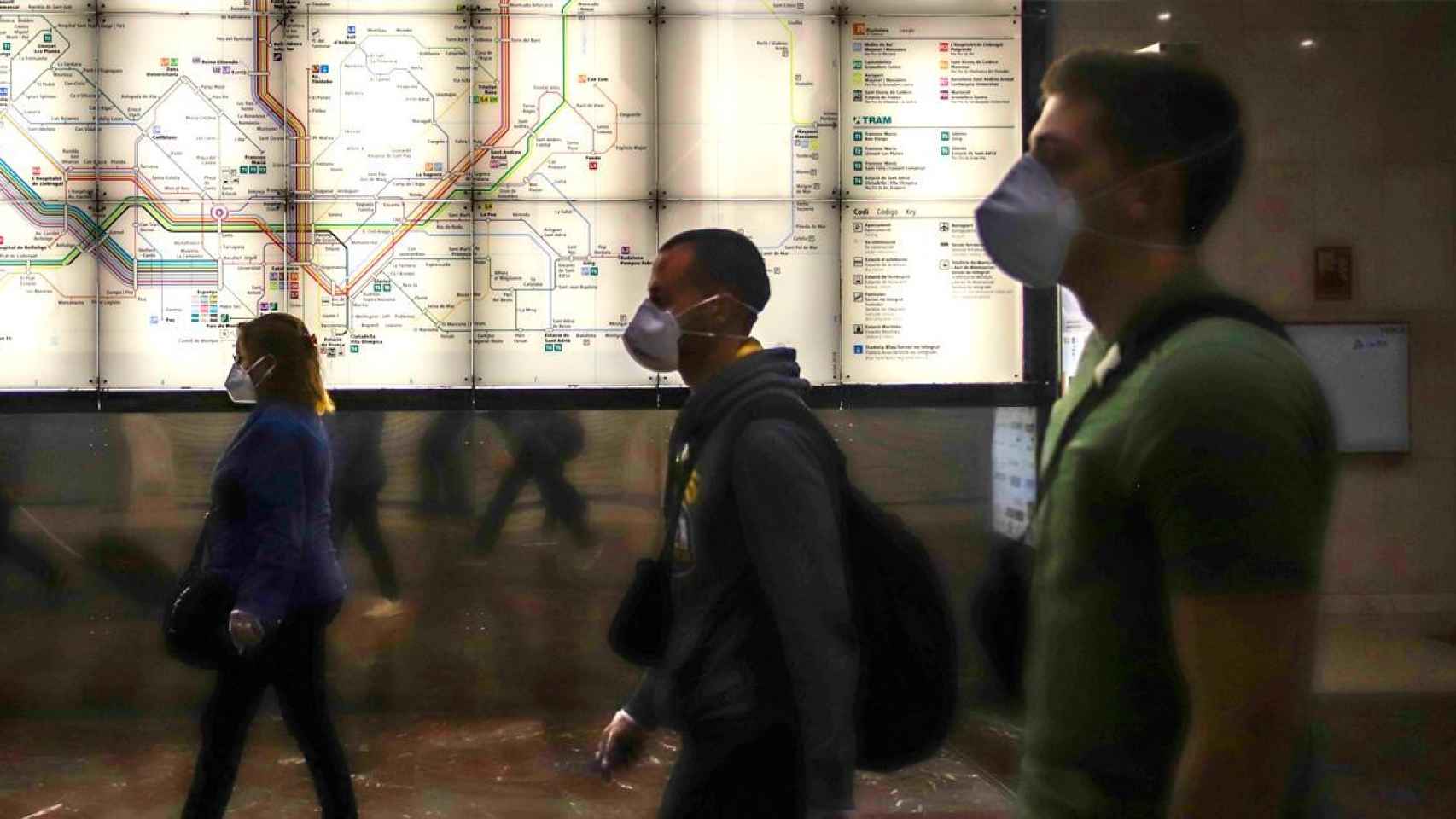 Varios usuarios del metro de Barcelona con mascarilla en plena desescalada / EP
