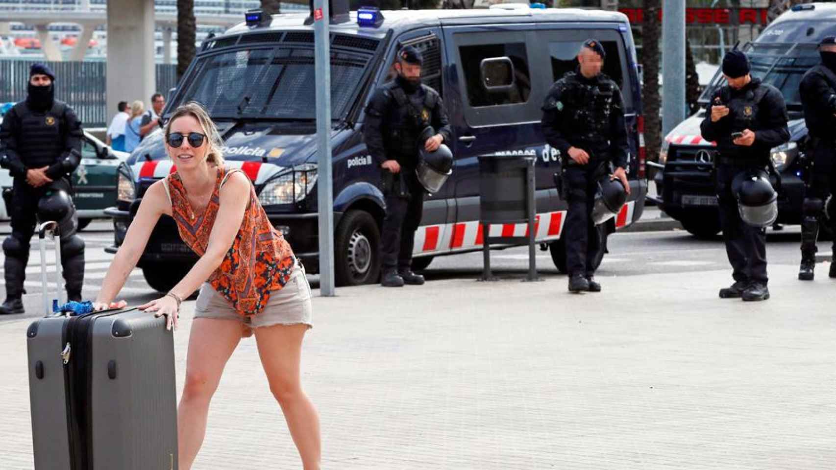 Agentes de la Brigada Móvil de los Mossos d'Esquadra, en tareas de vigilancia en la calle. Cataluña / EFE