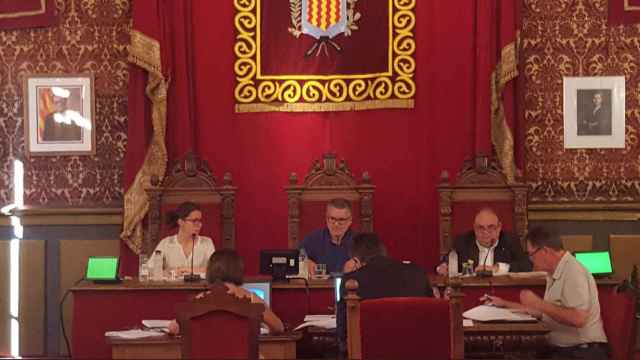 El escudo municipal ocupa el lugar en el que antes se ubicaba la efigie de Felipe VI, que ahora se encuentra relegada a una fotografía lateral / ERC TARRAGONA