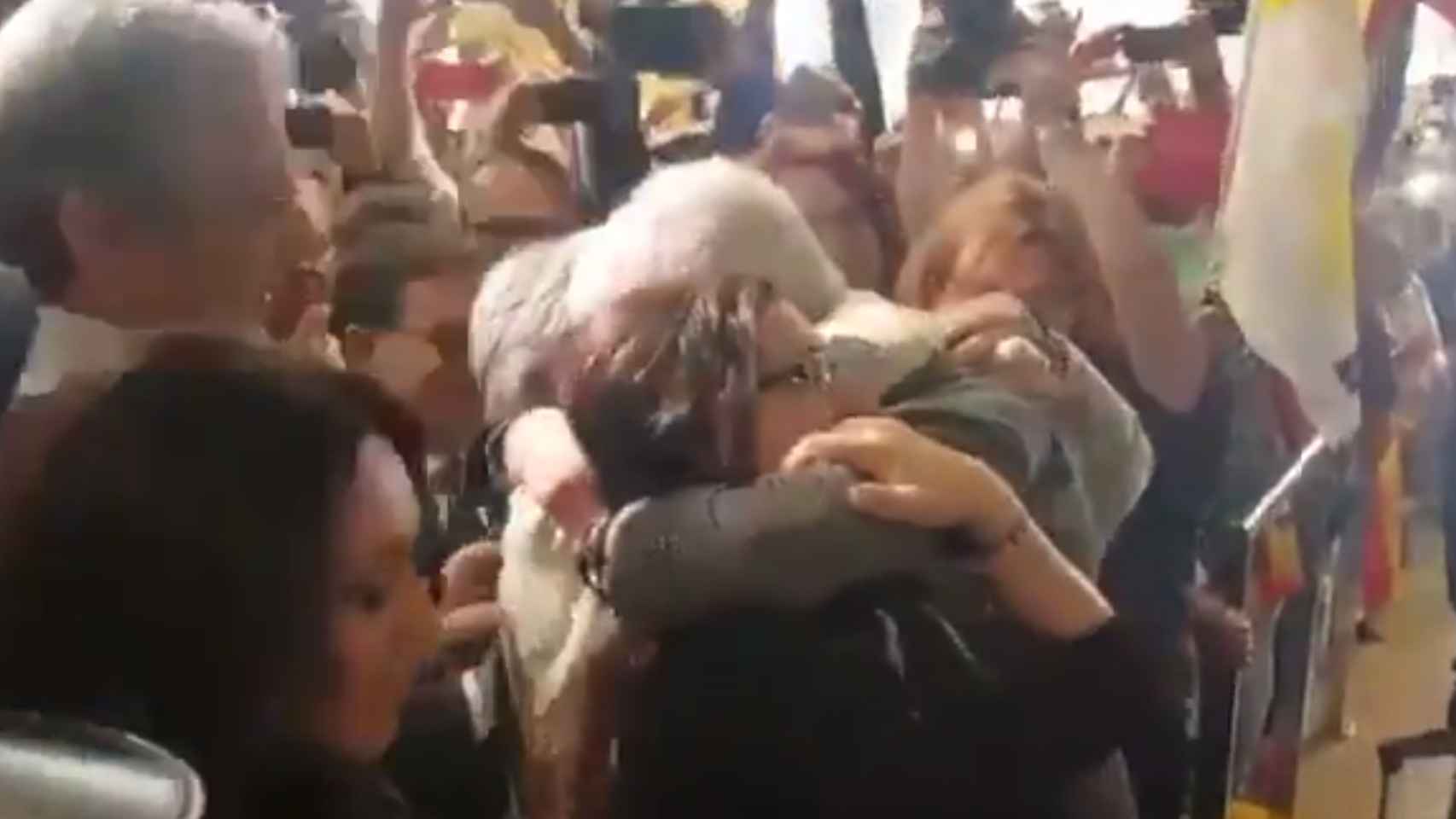 Neus Matamala abraza a su padre a su llegada a Girona / TWITTER