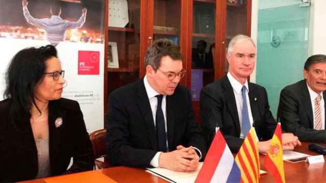 Oriol Altisench (centro, con la mirada baja), decano del Colegio de Ingenieros de Cataluña, en un acto oficial / CG